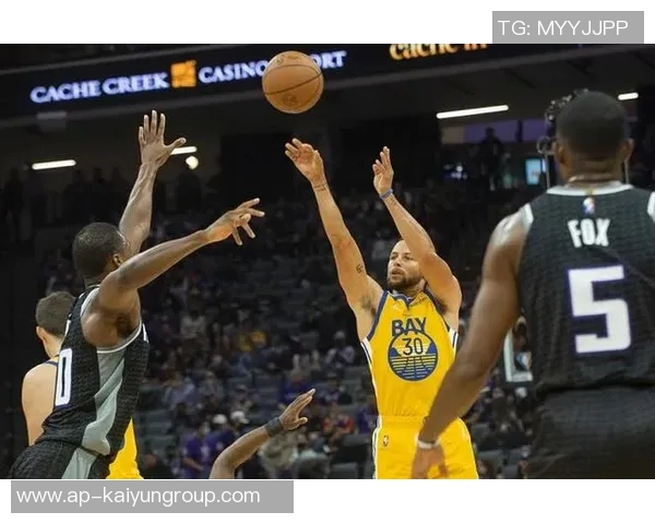 波杰姆在30分钟内多次砍下20分5篮板5助攻并命中5个三分追平库里勇士队史第二人