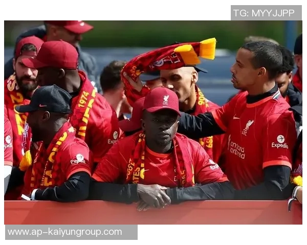 18岁恩迪亚耶因马内激励梦想穿上红军战袍与利物浦签约照片曝光